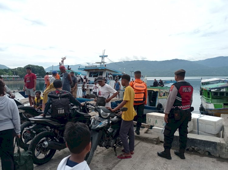 Personel Polres Alor Pantau Puncak Arus Mudik di Pos Terpadu Pelabuhan Dulionong Kalabahi