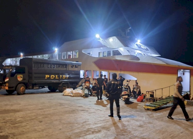 Sat Resnarkoba Polres Alor Amankan Ribuan Liter Miras Jenis Moke di Pelabuhan Dulionong