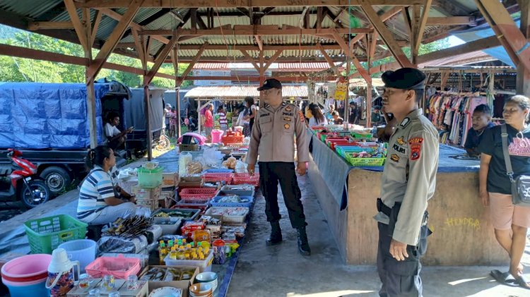 Patroli Dialogis dan Sambang Polsek Alor Timur di Pasar Maritaing Perkuat Kamtibmas