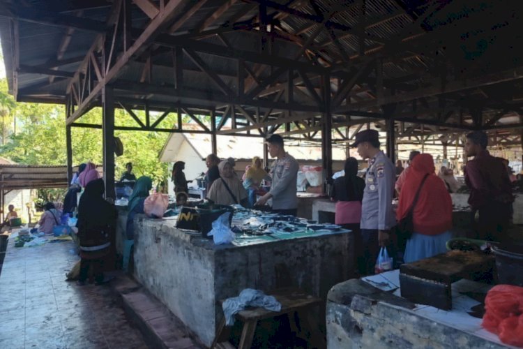 Patroli Dialogis Polsek Alor Barat Daya Jaga Keamanan Pasar Rakyat Moru