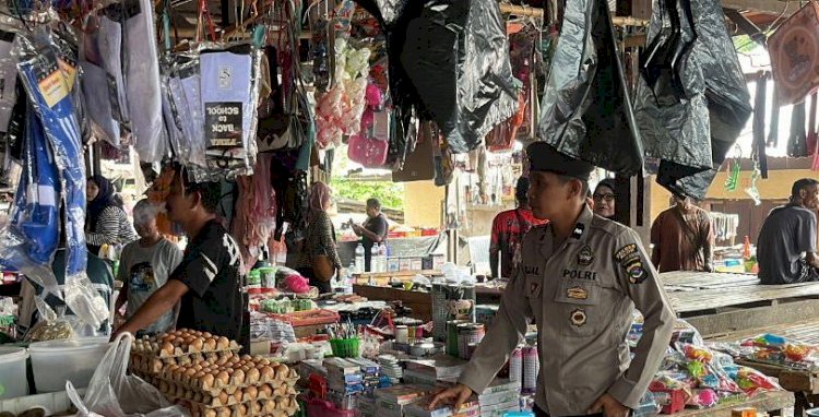 Patroli Polsek Alor Barat Daya Jaga Keamanan  Pasar Moru, Tekankan Larangan Judi dan  Miras