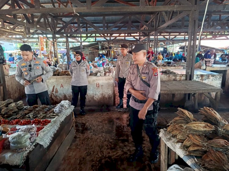 Hadir di Tengah Aktivitas Masyarakat, Polsek Abad Jaga Keamanan Pasar Rakyat Moru Tetap Kondusif
