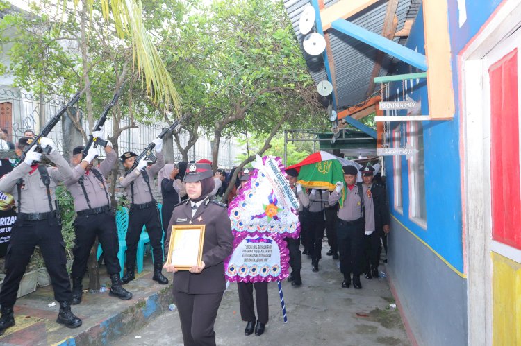 POLRES ALOR GELAR UPACARA PEMAKAMAN SECARA DINAS KEPOLISIAN BAGI ALMARHUM AIPDA MOHAMMAD RIZALI