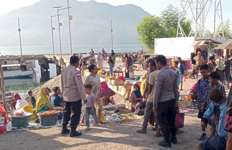 Patroli Dialogis Polsubsektor Pantar Timur Amankan Pasar Bakalang, Situasi Tetap Kondusif
