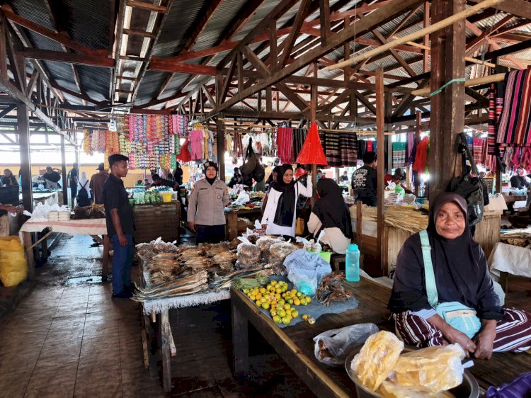 Patroli Dialogis Polsek Alor Barat Daya, Pasar Moru Berjalan Aman dan Tertib