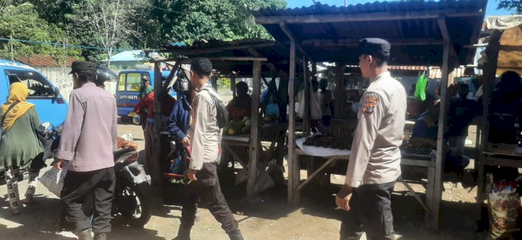 Polsek Alor Timur Laut Intensifkan Patroli Dialogis dan Pengamanan di Pasar Rakyat Nailang untuk Ciptakan Situasi Aman dan Kondusif