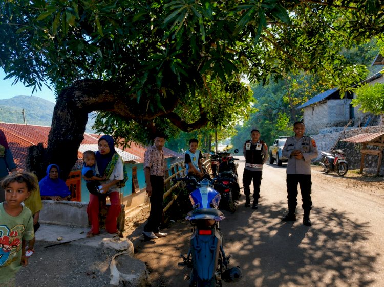 Patroli Dialogis Polsek Alor Barat Daya, Warga Desa Wolwal Diajak Jaga Kamtibmas