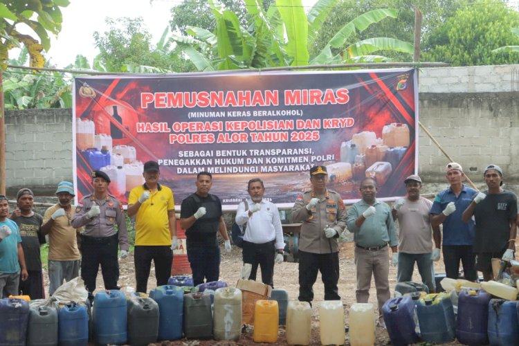 Polres Alor Musnahkan 5.106 Liter Miras Hasil Kegiatan Rutin Yang Ditingkatkan (KRYD) Tahun 2025 Yang Masuk Jalur Laut.