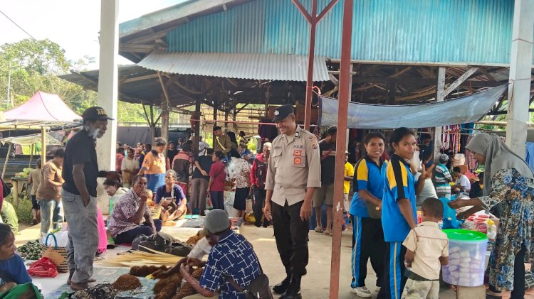 Polsek Alor Selatan Patroli dan Amankan Aktivitas Pasar Kelaisi Timur
