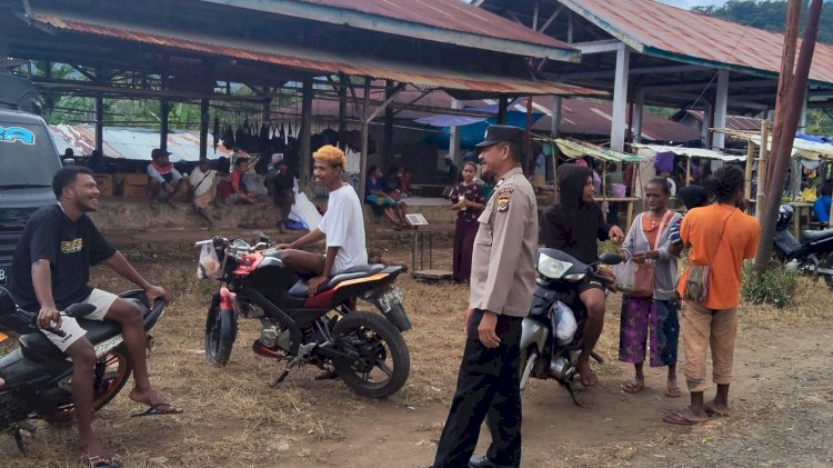 Patroli Pengamanan Pasar, Polsek Alor Selatan Pastikan Aktivitas Masyarakat Berjalan Aman dan Kondusif