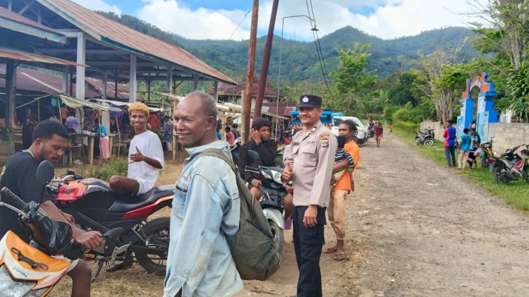 Personel Polsek Alor Selatan Laksanakan Patroli dan Pengamanan Aktivitas Pasar di Kelaisi Timur