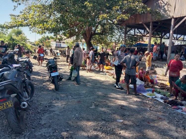 Polsek Alor Timur Intensifkan Pengamanan Pasar Rakyat Maritaing, Warga Diimbau Jaga Kamtibmas