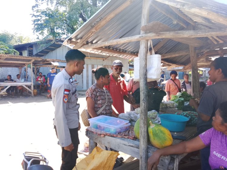 Polsek Alor Timur Laut Gelar Pengamanan Pasar Rakyat Nailang dan Patroli Dialogis Sampaikan Himbauan Kamtibmas kepada Warga
