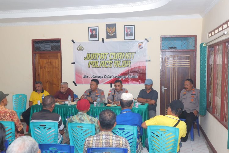 Kapolres Alor Gelar Jumat Curhat Bersama Masyarakat Desa Motongbang, Serap Aspirasi dan Bahas Solusi Kamtibmas