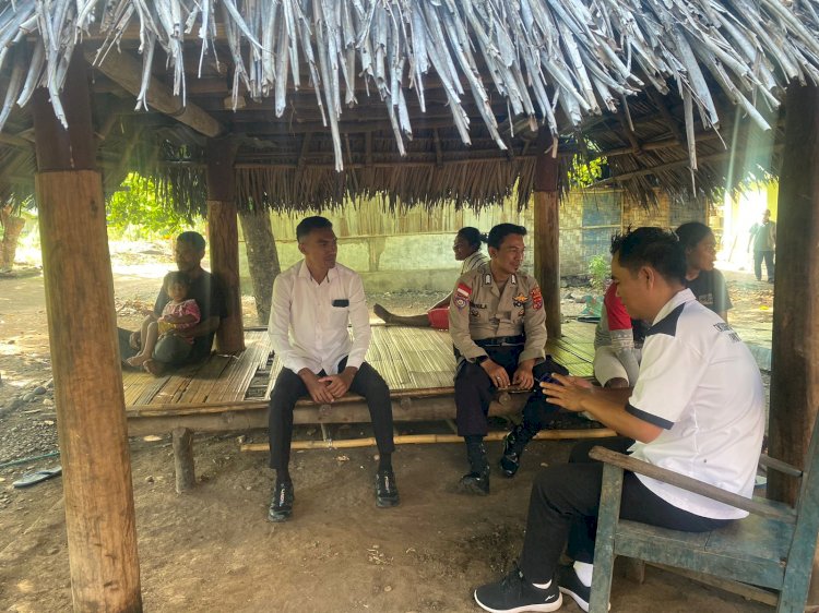 Patroli Kamtibmas dan Sambang Warga, Polsek Alor Timur Ajak Masyarakat Desa Maritaing Jaga Keamanan Lingkungan