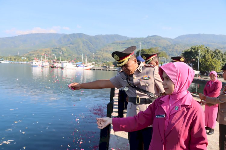 POLRES ALOR GELAR UPACARA TABUR BUNGA DI PERAIRAN KALABAHI, MENGENANG JASA PAHLAWAN DALAM RANGKA HARI BHAYANGKARA KE-80