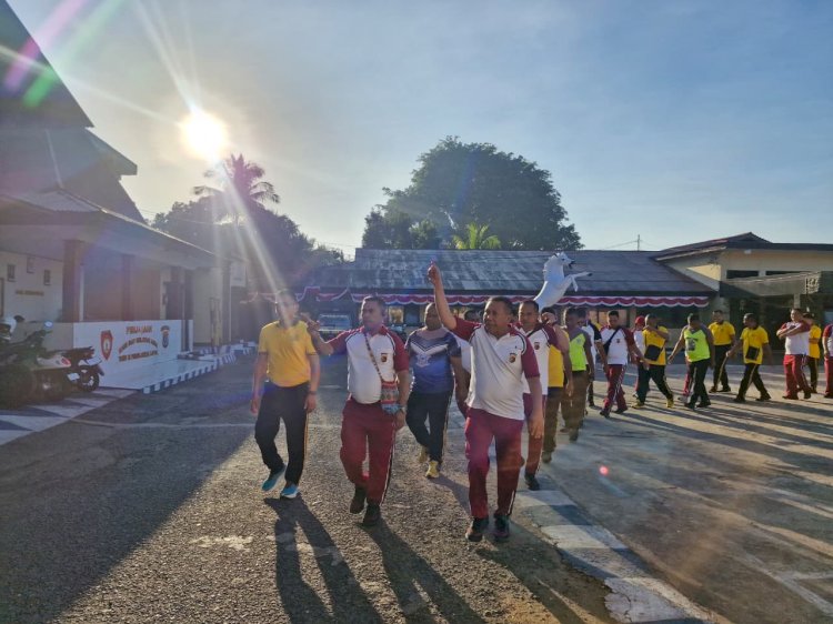 Jumat Sehat, Polres Alor Gelar Senam Bersama dan Jalan Santai Tingkatkan Kebugaran Personel