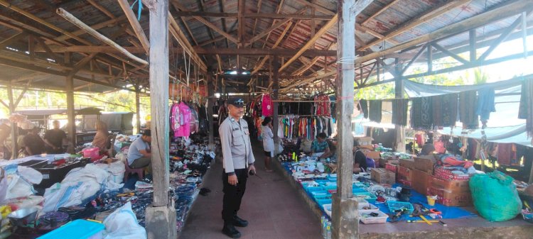 Polsek Alor Selatan Intensifkan Patroli Pengamanan Pasar, Pastikan Aktivitas Masyarakat Berjalan Aman dan Kondusif