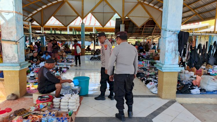Patroli Pengamanan Pasar, Polsek Alor Selatan Pastikan Aktivitas Masyarakat Berjalan Aman dan Kondusif