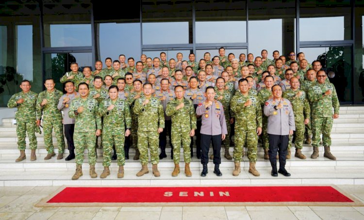 *Kapolri Perkuat Soliditas TNI-Polri Lewat Silaturahmi dengan Panglima TNI di Mabes TNI*