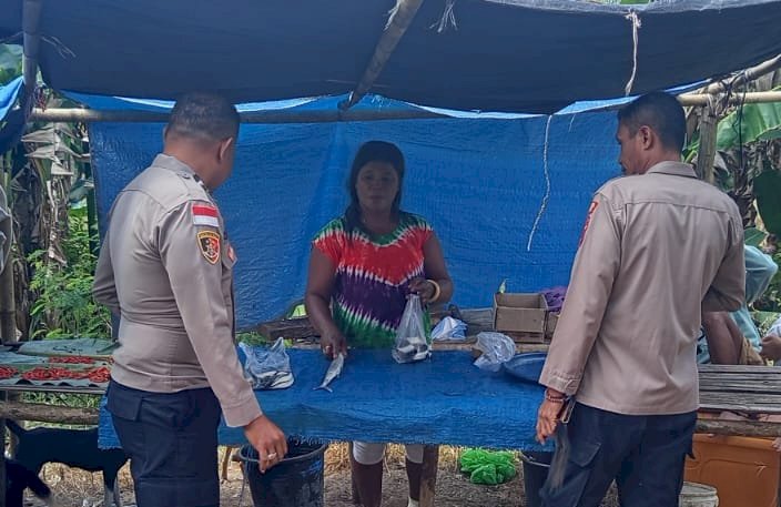 Polsek Alor Selatan Intensifkan Patroli Pengamanan Pasar Apui, Aktivitas Masyarakat Berlangsung Aman dan Kondusif