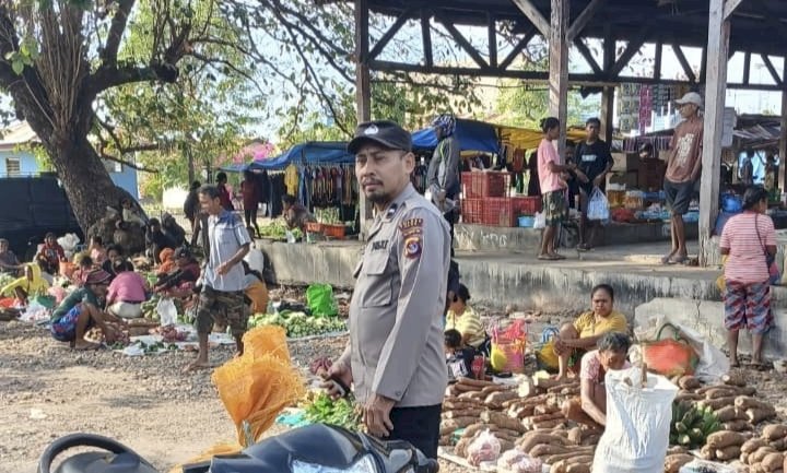 Polsek Alor Timur Intensifkan Patroli Pengamanan di Pasar Rakyat Maritaing, Wujudkan Situasi Aman dan Kondusif