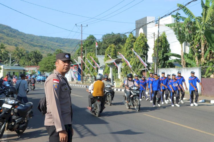 Polres Alor Amankan dan Kawal Lomba Gerak Jalan Ketepatan Waktu HUT Ke-81  Kemerdekaan RI