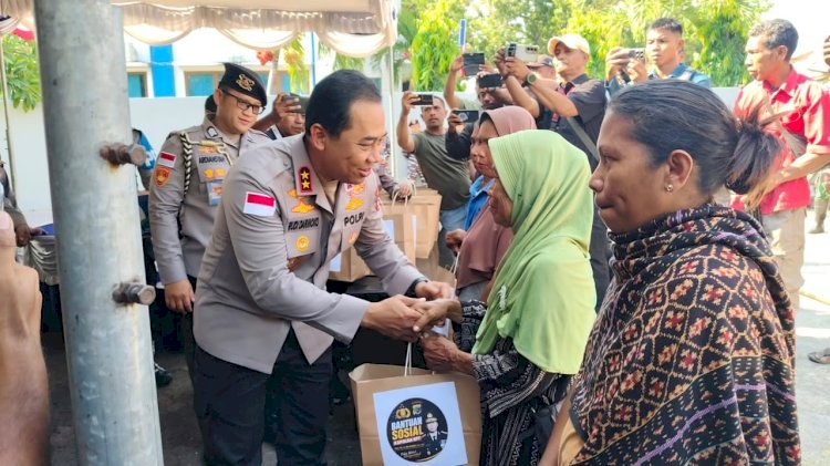 Kapolda NTT Salurkan 100 Paket Bantuan untuk Warga Sikka Pascagempa*