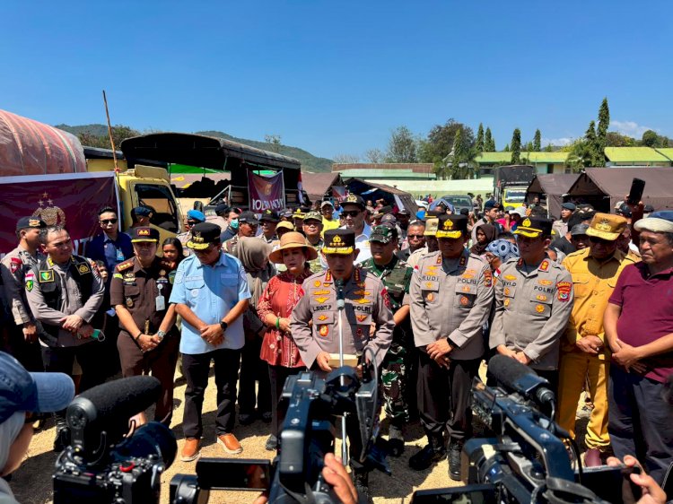 *Polri Perkuat Penanganan Gempa NTT, Kapolri Tinjau Lokasi Terdampak dan Serahkan Bantuan*