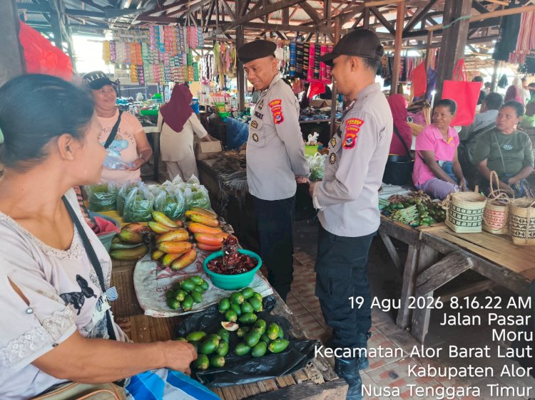 Patroli Pasar Rakyat Moru, Polsek Alor Barat Daya Sampaikan Imbauan Kamtibmas Humanis