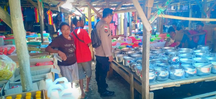 Polsek Alor Timur Laut Gelar Patroli Dialogis di Pasar Nailang, Sampaikan Imbauan Kamtibmas Humanis