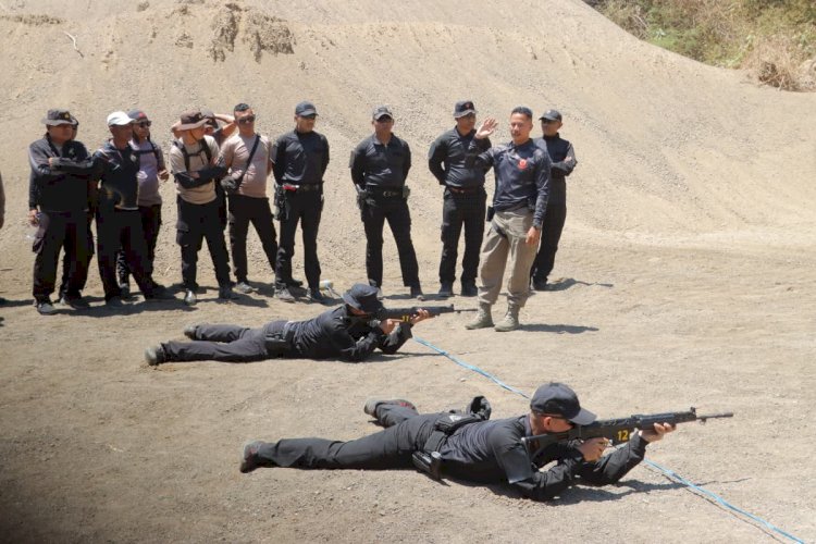 Polres Alor Gelar Latihan Menembak, Tingkatkan Keterampilan dan Kesiapsiagaan Personel