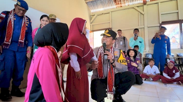 Kapolda NTT Resmikan Revitalisasi MI Al- Hidayah di Pulau Kukusan, Salurkan Bantuan Pascagempa