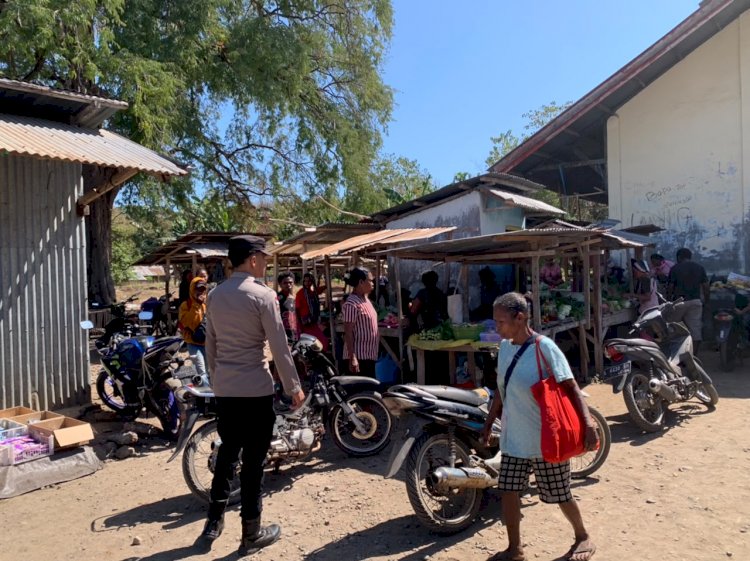 Polsek Alor Timur Laut Hadir di Pasar Rakyat Nailang, Sampaikan Imbauan Kamtibmas Humanis