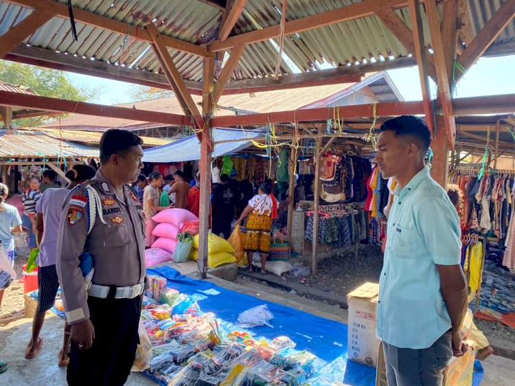 Polsek Alor Timur Laksanakan Patroli Dialogis di Pasar Maritaing, Warga Diimbau Jaga Kamtibmas