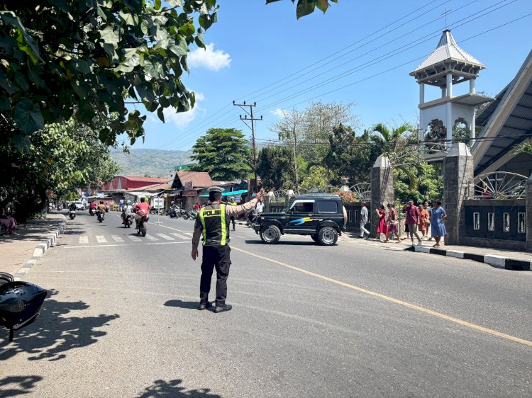 Personel Patwal Satlantas Polres Alor Amankan Ibadah Minggu di Gereja Paroki Yesus Gembala Yang Baik