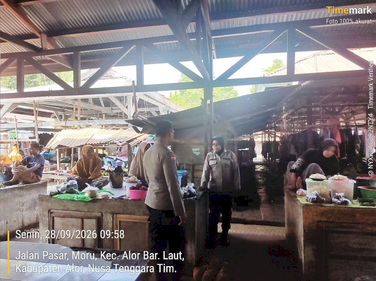 Polsek Alor Barat Daya Intensifkan Patroli di Pasar Rakyat Moru, Sampaikan Imbauan Kamtibmas kepada Masyarakat