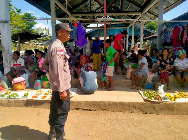 Polsek Alor Selatan Amankan Aktivitas Pasar Apui, Berikan Rasa Aman kepada Masyarakat