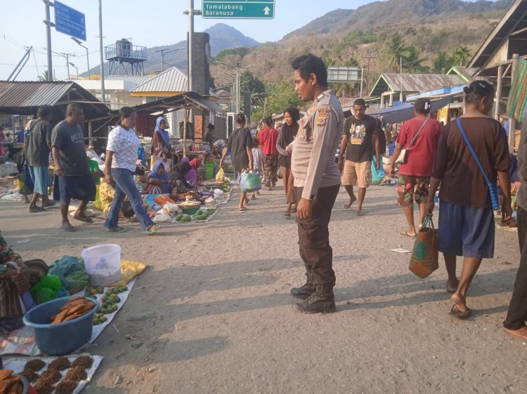 Sambang Pasar Bakalang, Polsubsektor Pantar Timur Jaga Kamtibmas Tetap Kondusif