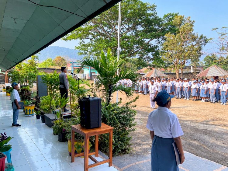 POLRES ALOR GELAR UPACARA BENDERA DI DUA SEKOLAH, AJAK PELAJAR TOLAK TAWURAN, MIRAS, DAN BERITA HOAKS