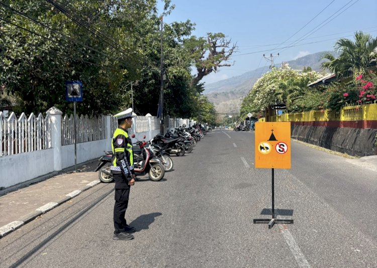 Satlantas Polres Alor Amankan Ibadah Minggu di Gereja Pola Tribuana Kalabahi