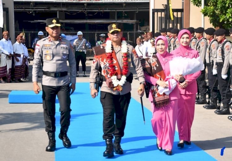 Natoni, Tarian Daerah hingga Pedang Pora, Sambut Kehadiran Kapolda NTT Irjen Pol. Reza Arief Dewanto di Mapolda