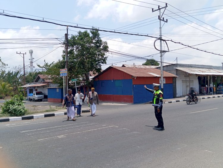 Satlantas Polres Alor Hadir Amankan Sholat Jumat, Wujudkan Semangat “Polisi Bersama Masyarakat”