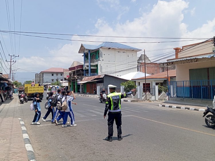 Satlantas Polres Alor Hadir di Tengah Aktivitas Masyarakat, Pastikan Pelajar Menyeberang dengan Aman