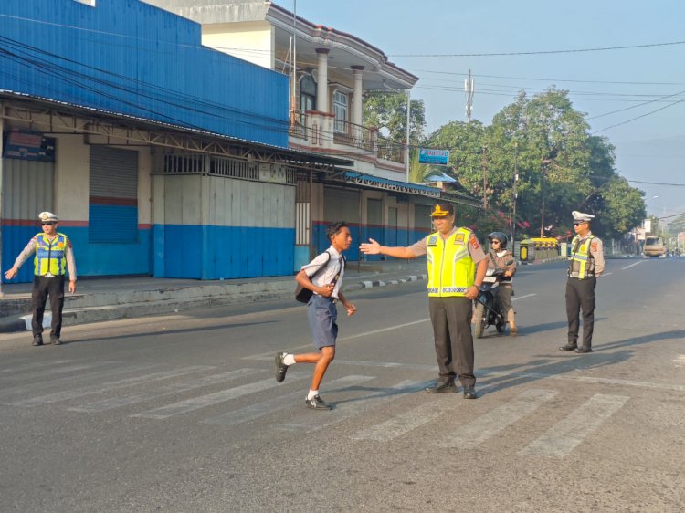 Kapolres Alor Turun Langsung Atur Lalu Lintas, Wujudkan Polri yang Dekat dengan Masyarakat