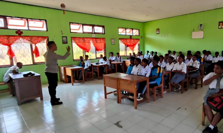 Kapolsek Alor Selatan Sosialisasikan Bahaya Perundungan dan Kamtibmas kepada Siswa SMAN Apui