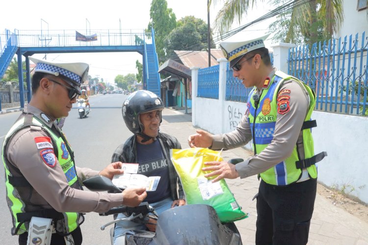 HARI PERTAMA OPERASI PATUH TURANGGA 2026, POLRES ALOR BERIKAN REWARD BERAS BAGI PENGENDARA TERTIB