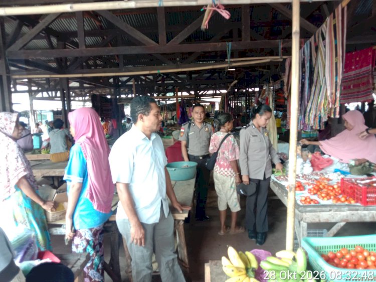 Polsek Alor Barat Daya Intensifkan Patroli Pasar Moru, Jaga Keamanan dan Ketertiban