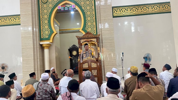 JUMAT KELILING DI MASJID AL-FATAH,  KAPOLRES ALOR AJAK MASYARAKAT CEGAH TAWURAN ANTARREMAJA