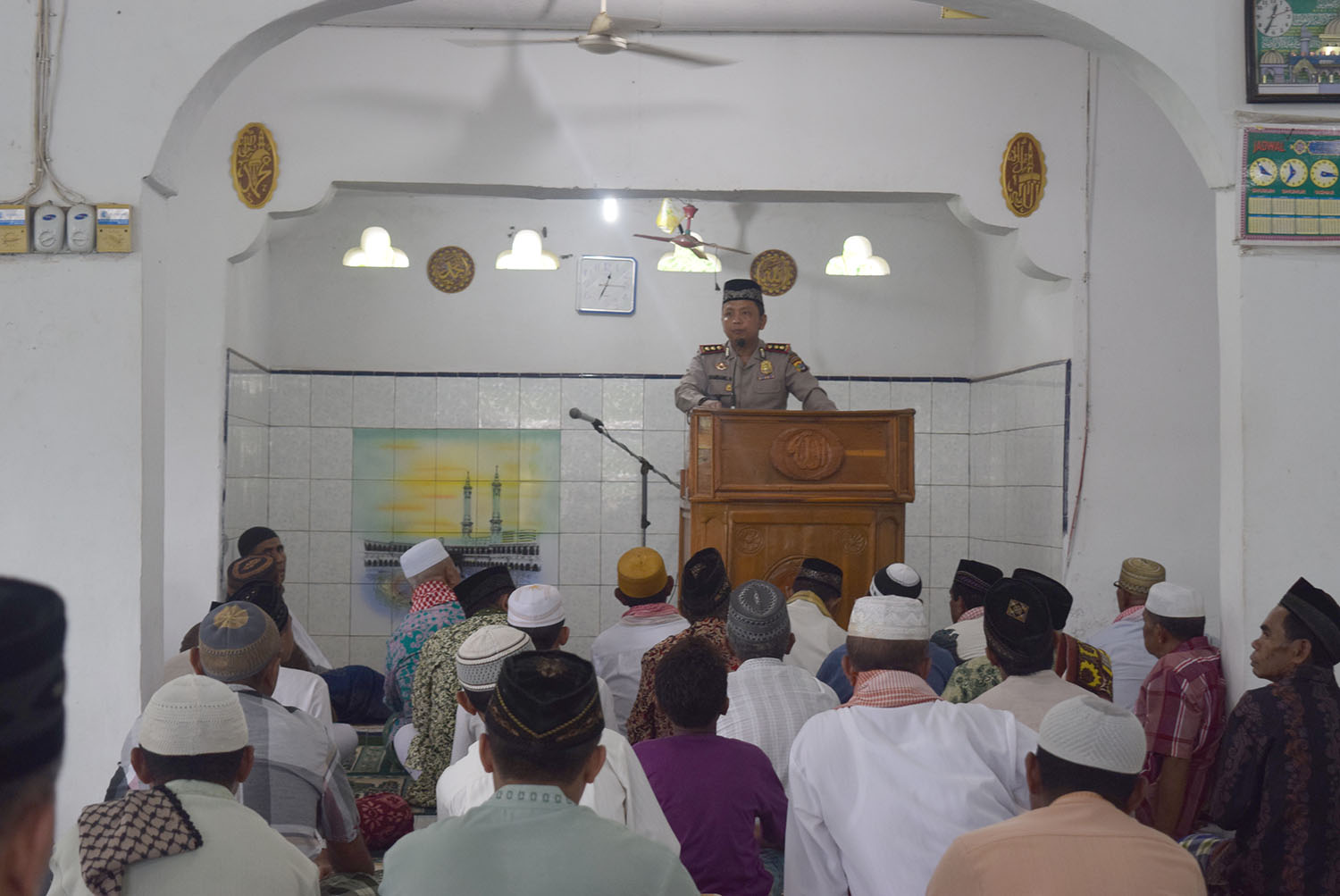 USAI SHOLAT JUMAT KAPOLRES ALOR MEMBERIKAN ARAHAN KEPADA JAMAAH MASJID NURUL HAQ MOEPALI TENTANG BAHAYA FAHAM RADIKALISME